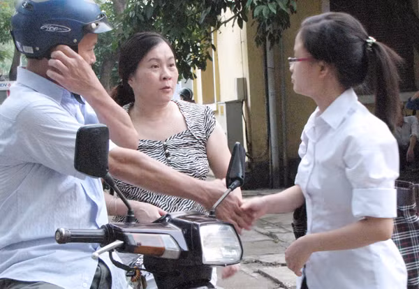 Bắt tay bố cái nào con. Cố gắng thi tốt nhé! Bắt tay bố cái nào con. Cố gắng thi tốt con nhé!
