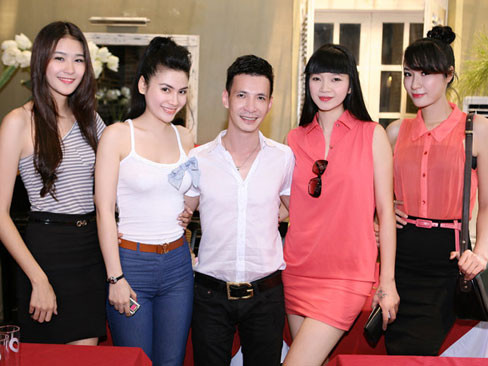 Kenny Thái và những người bạn tại cuộc họp báo