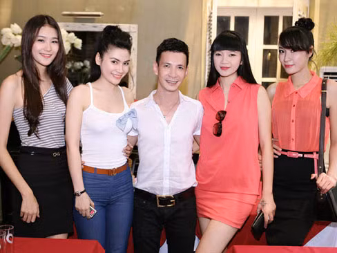 Kenny Thái và những người bạn tại cuộc họp báo