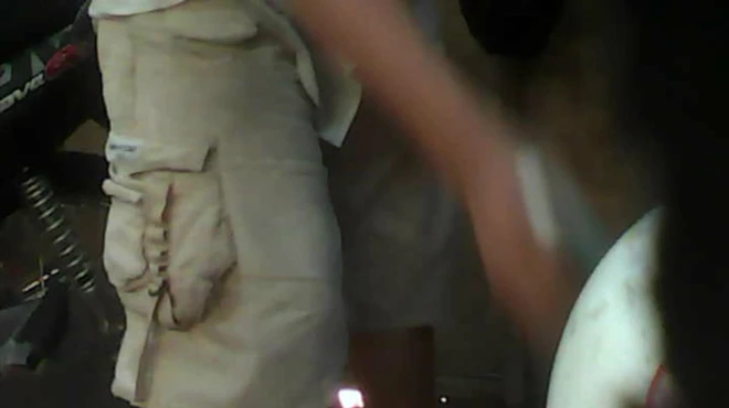 Hai người đàn ông đang cùng “luộc” hai chiếc Wave Alpha trong gian nhà bằng ván ép ở bãi giữ xe Bệnh viện Nhi Đồng 1 