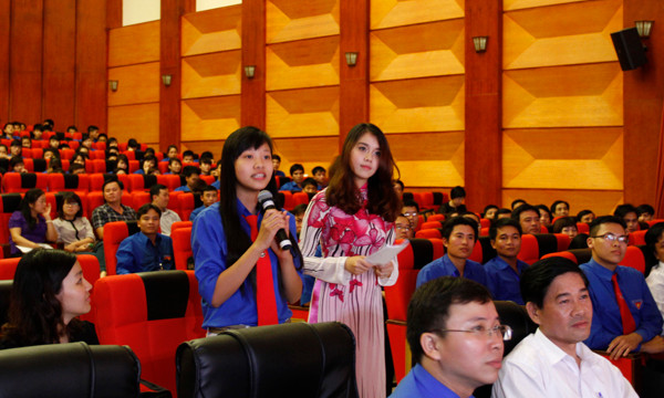 Trong chương trình giao lưu, các bạn trẻ đã đặt câu hỏi cho nguyên Bí thư Thứ nhất T.Ư Đoàn Vũ Mão về phong cách cán bộ đoàn; chia sẻ gì với giới trẻ...