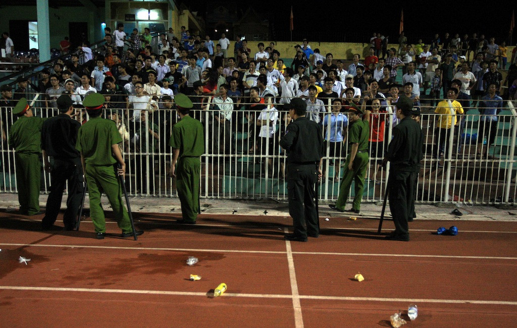 CĐV Thanh Hoá ném 