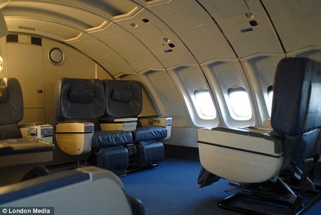 Một số chiếc ghế của máy bay vẫn được để lại 