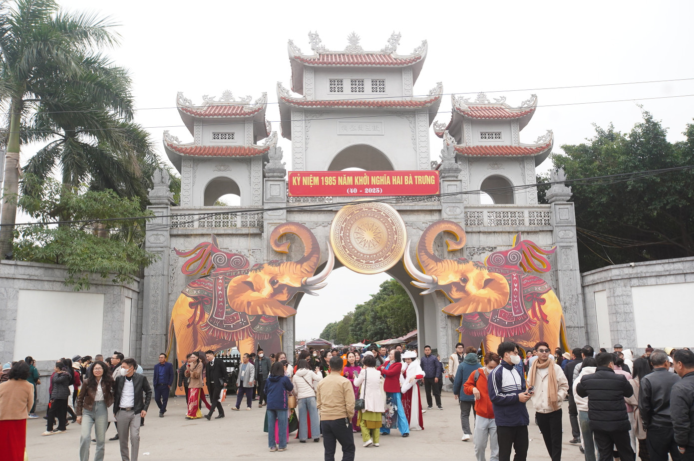 Lễ kỷ niệm 1985 năm khởi nghĩa Hai Bà Trưng và lễ hội đền Hai Bà Trưng năm 2025 diễn ra từ ngày 3/2 đến hết ngày 7/2 (tức từ ngày Mùng 6 đến hết Mùng 10 tháng Giêng năm Ất Tỵ 2025) tại di tích quốc gia đặc biệt Đền Hai Bà Trưng (xã Mê Linh, huyện Mê Linh, thành phố Hà Nội).