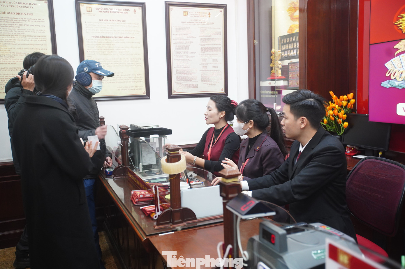 Sau khi bắt đầu mở cửa, các quầy giao dịch sôi động.