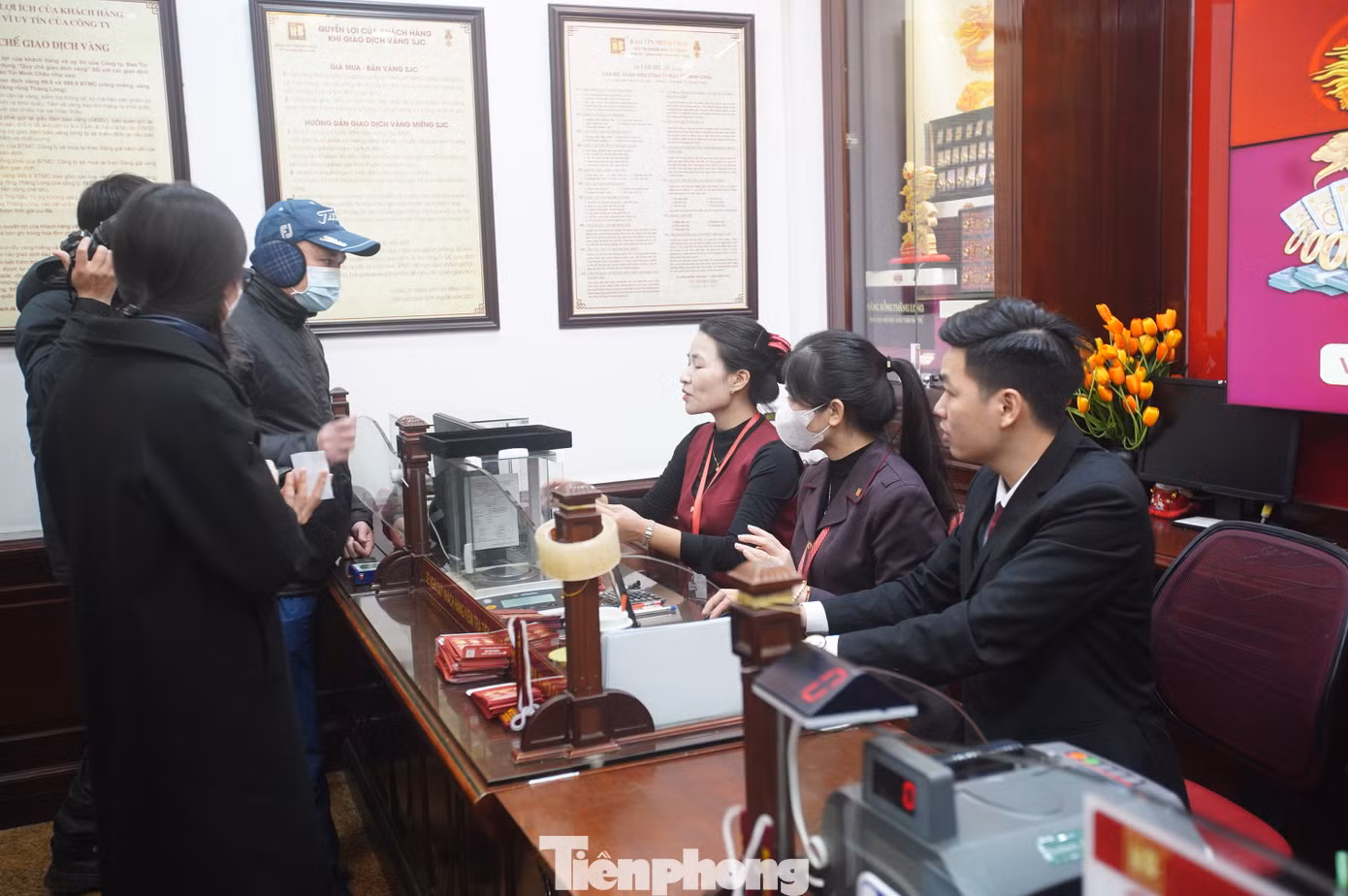 Sau khi bắt đầu mở cửa, các quầy giao dịch sôi động.