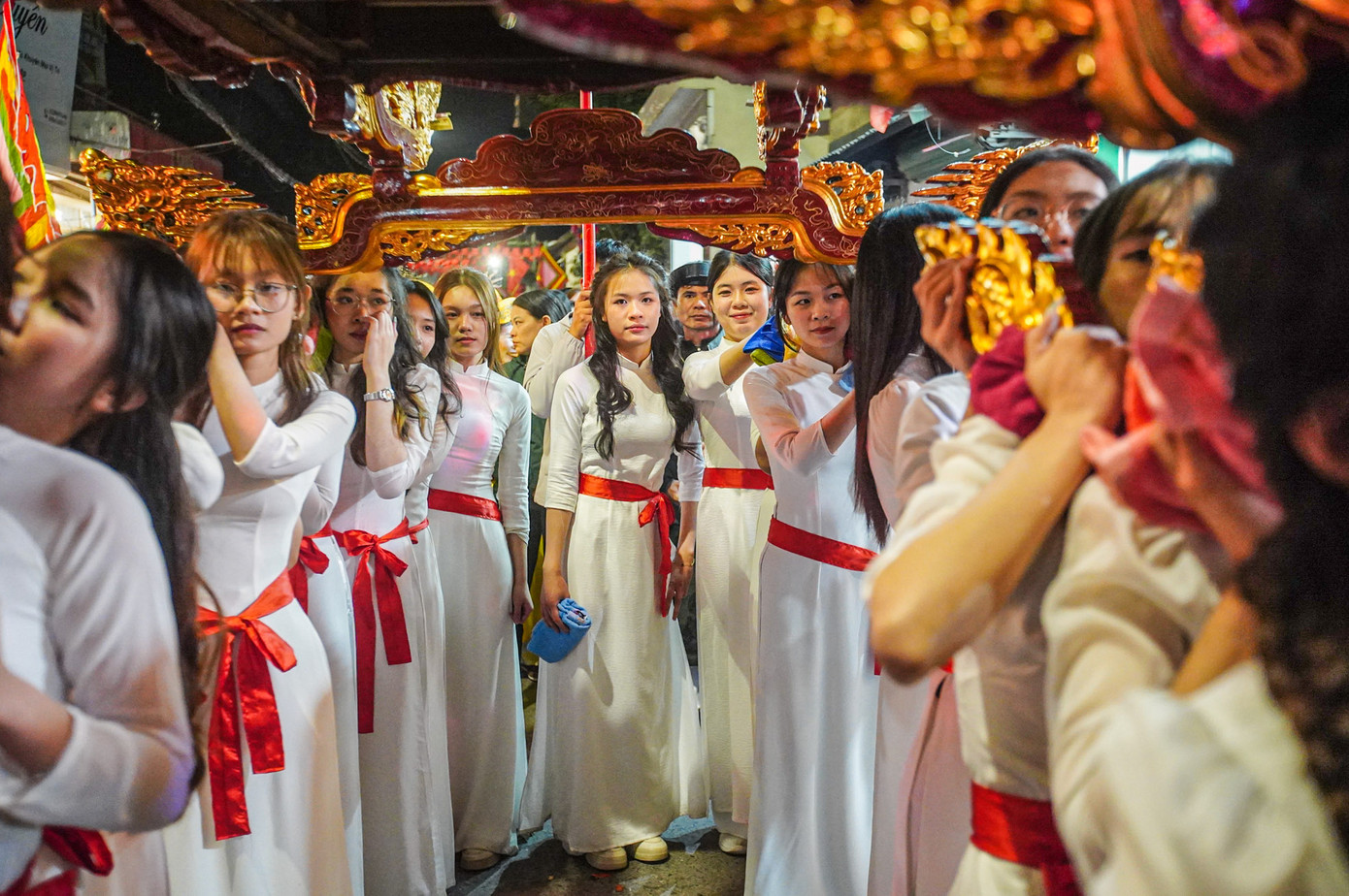 Lễ rước gồm năm kiệu, mỗi kiệu do hơn 20 nam thanh nữ tú trong làng được tuyển chọn khiêng. Năm chiếc kiệu gồm: kiệu Thánh để bài vị, kiệu văn, kiệu hoa, kiệu oản và kiệu hương. Đến chiều, năm chiếc kiệu lại được rước về đặt tại sân đình.