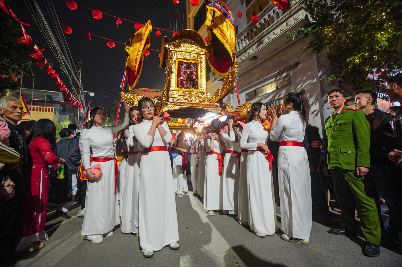 Kiệu Thánh và kiệu oản được các thiếu nữ đảm nhiệm khiêng.