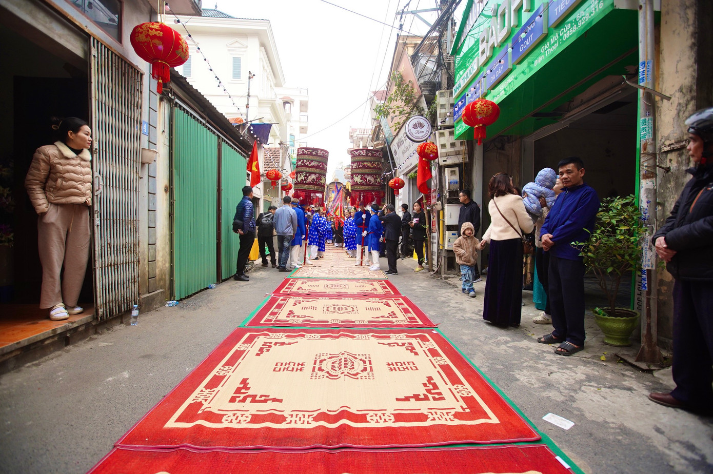 Chiếu được trải trên đường hoàn toàn được người dân mua mới.