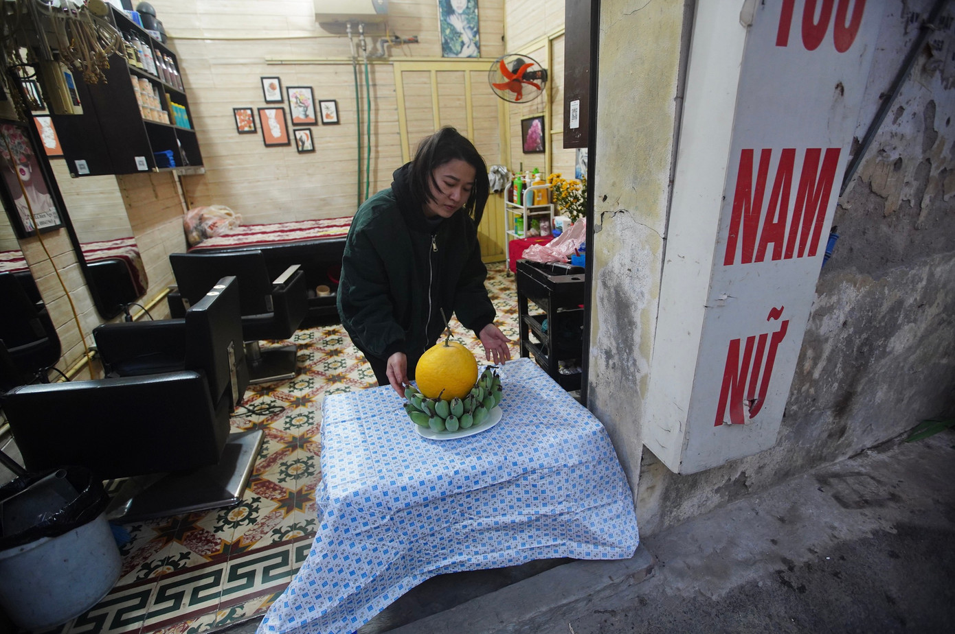 Bên cạnh trải chiếu hoa "xin lộc", người dân làng đều bày mâm lễ, hương án trước cửa nhà, trước ngõ.