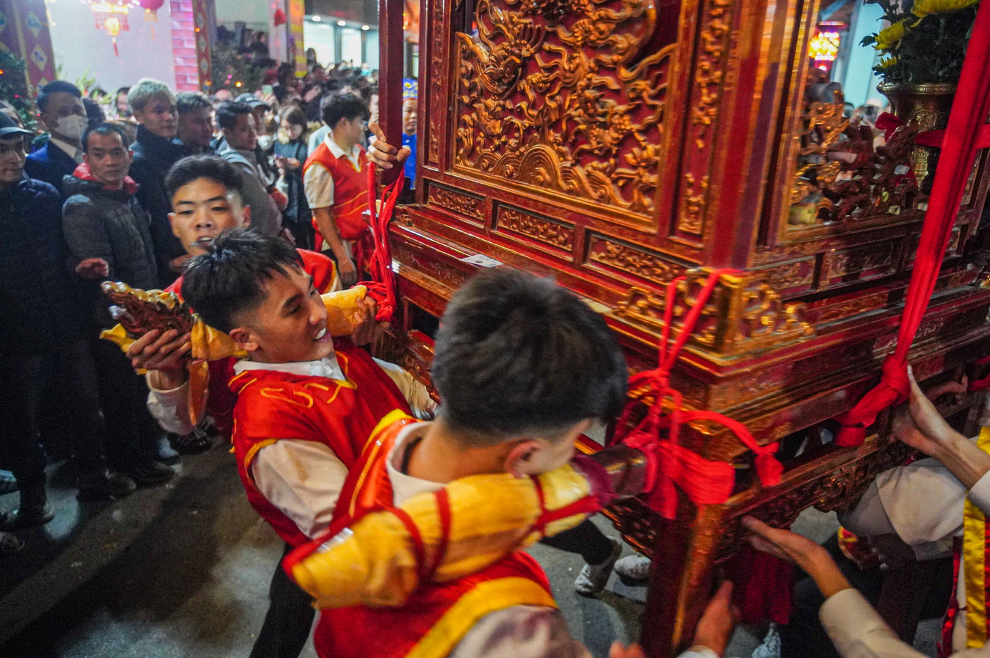 Nam thanh niên làng "khốn khổ" để giữ cân bằng cho kiệu.