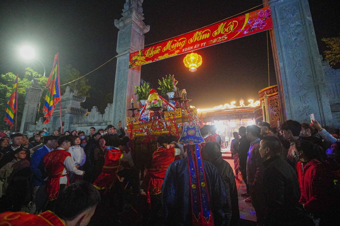 Đến 23h45, đoàn kiệu rước mới về đến sân đình. Lễ hội làng An Hạ kéo dài đến 15 tháng Giêng Âm lịch với phần lễ và phần hội. Phần hội còn có rất nhiều những trò chơi dân gian như đấu vật, cờ tướng, giao lưu võ thuật, chương trình văn nghệ… thu hút đông đảo du khách thập phương.