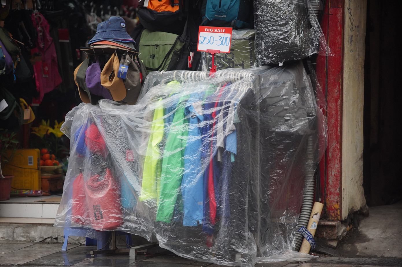 Quần áo, đồ thời trang được phủ lớp ni-long tránh mưa phùn.