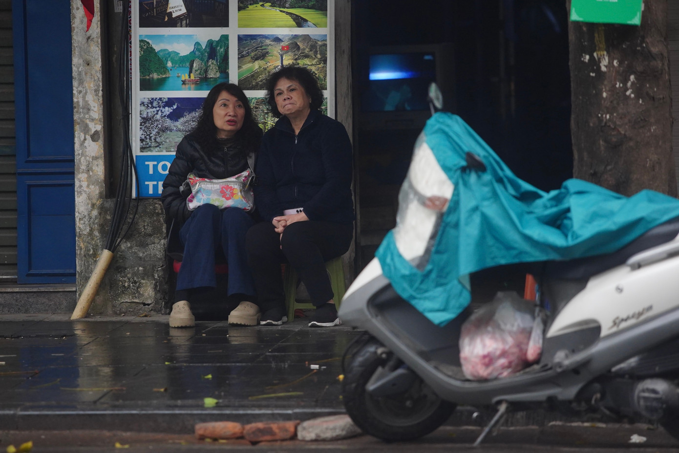 Người dân rét run trên vỉa hè phố.