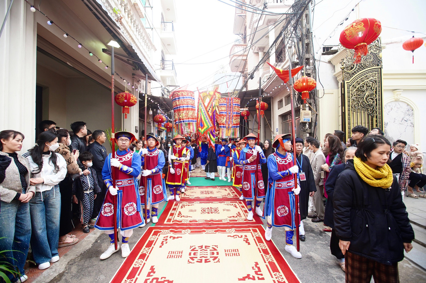 Chiếu được trải trên đường hoàn toàn được người dân mua mới.