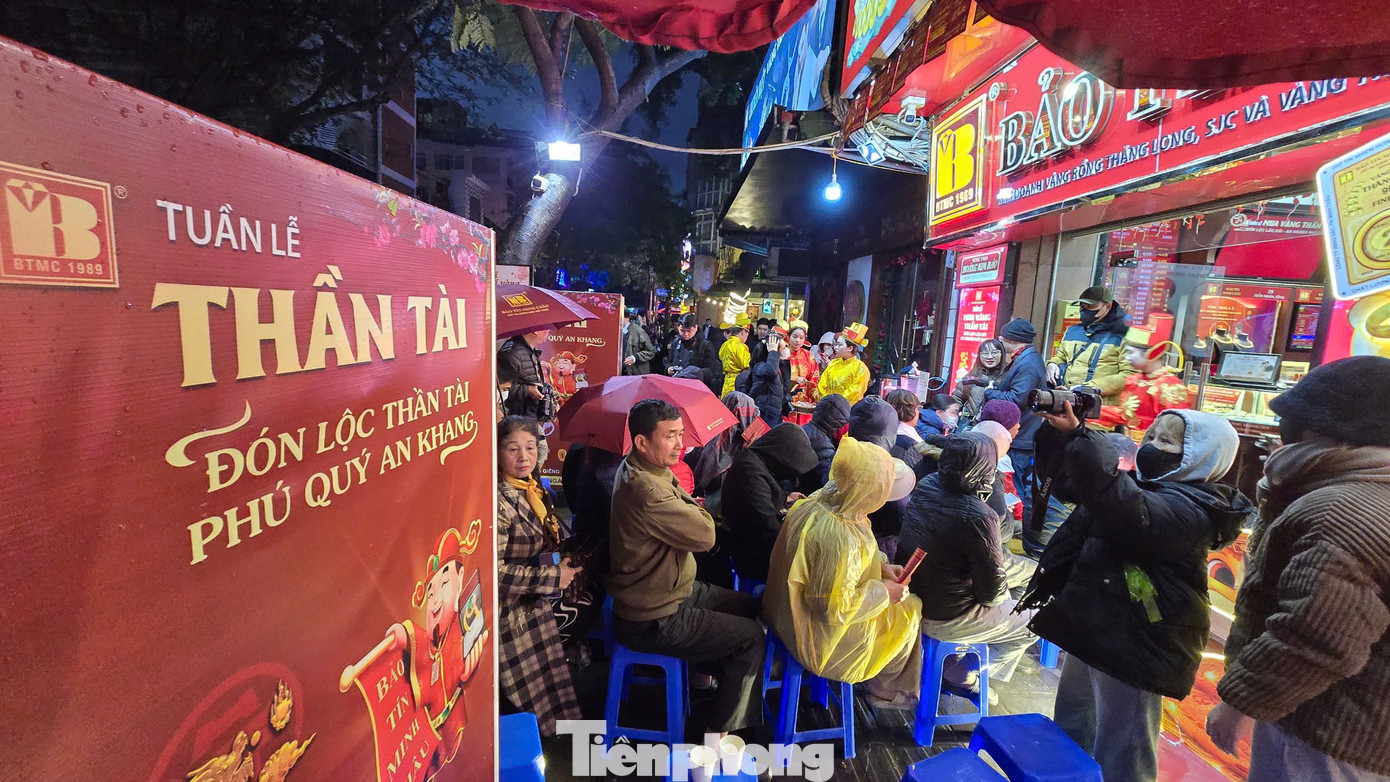 Mặc dù trời mưa rét nhưng cửa hàng vàng trên phố Trần Nhân Tông đông đúc khi còn chưa mở cửa.