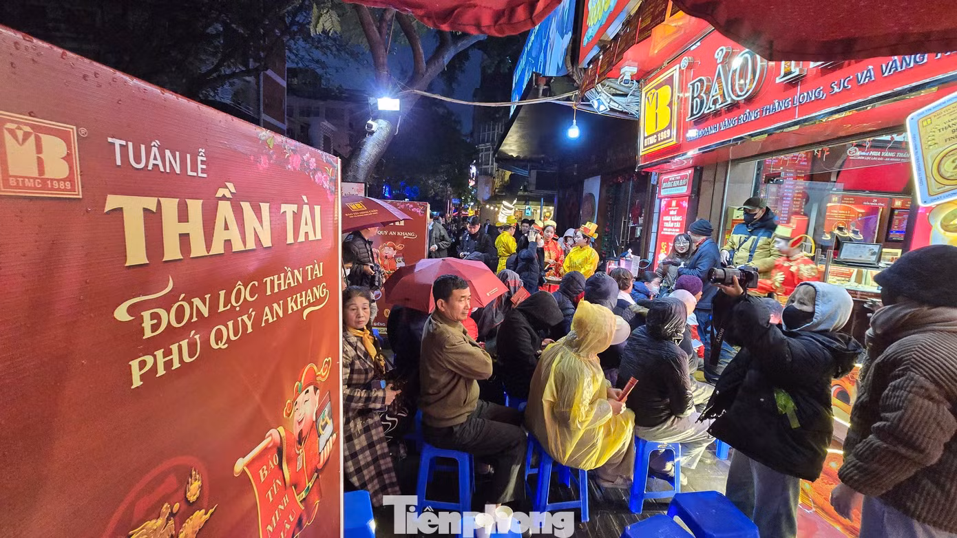 Mặc dù trời mưa rét nhưng cửa hàng vàng trên phố Trần Nhân Tông đông đúc khi còn chưa mở cửa.
