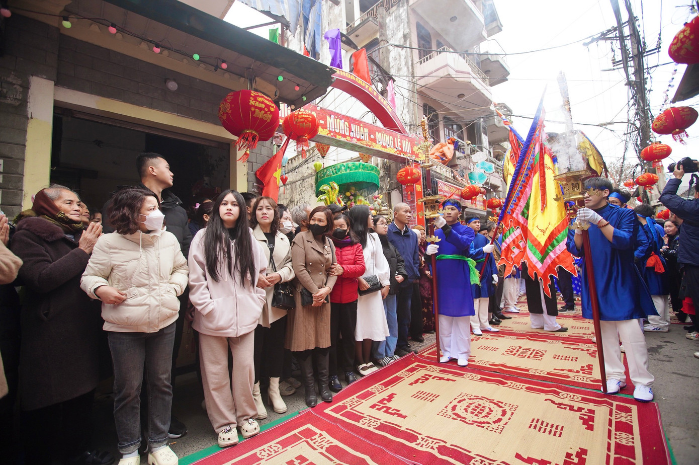 Rất đông người dân và du khách đến lễ hội xem kiệu Thánh làng La Phù.