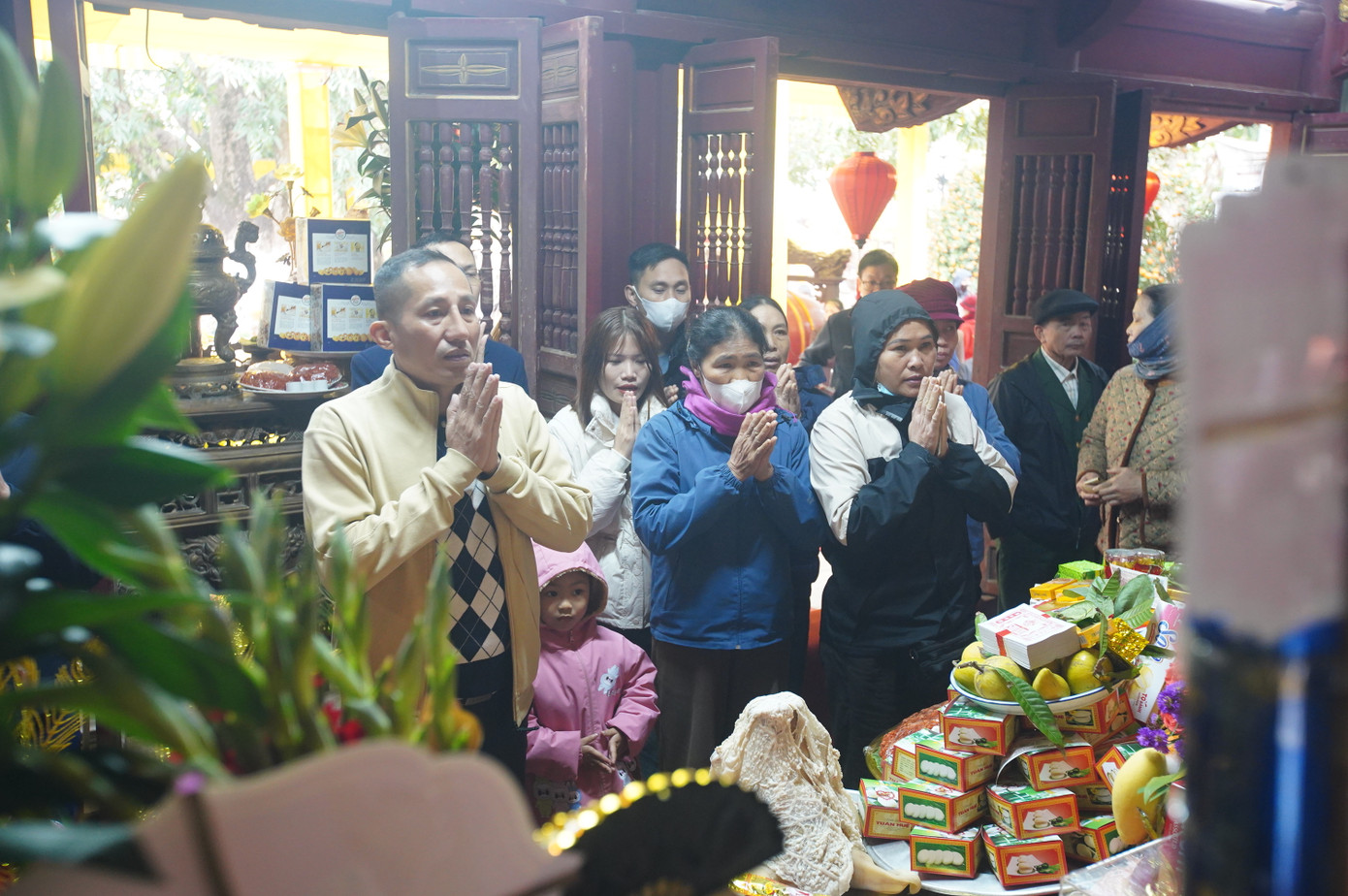 Người dân và du khách đến dâng hương, chiêm bái tại đền Hai Bà Trưng.