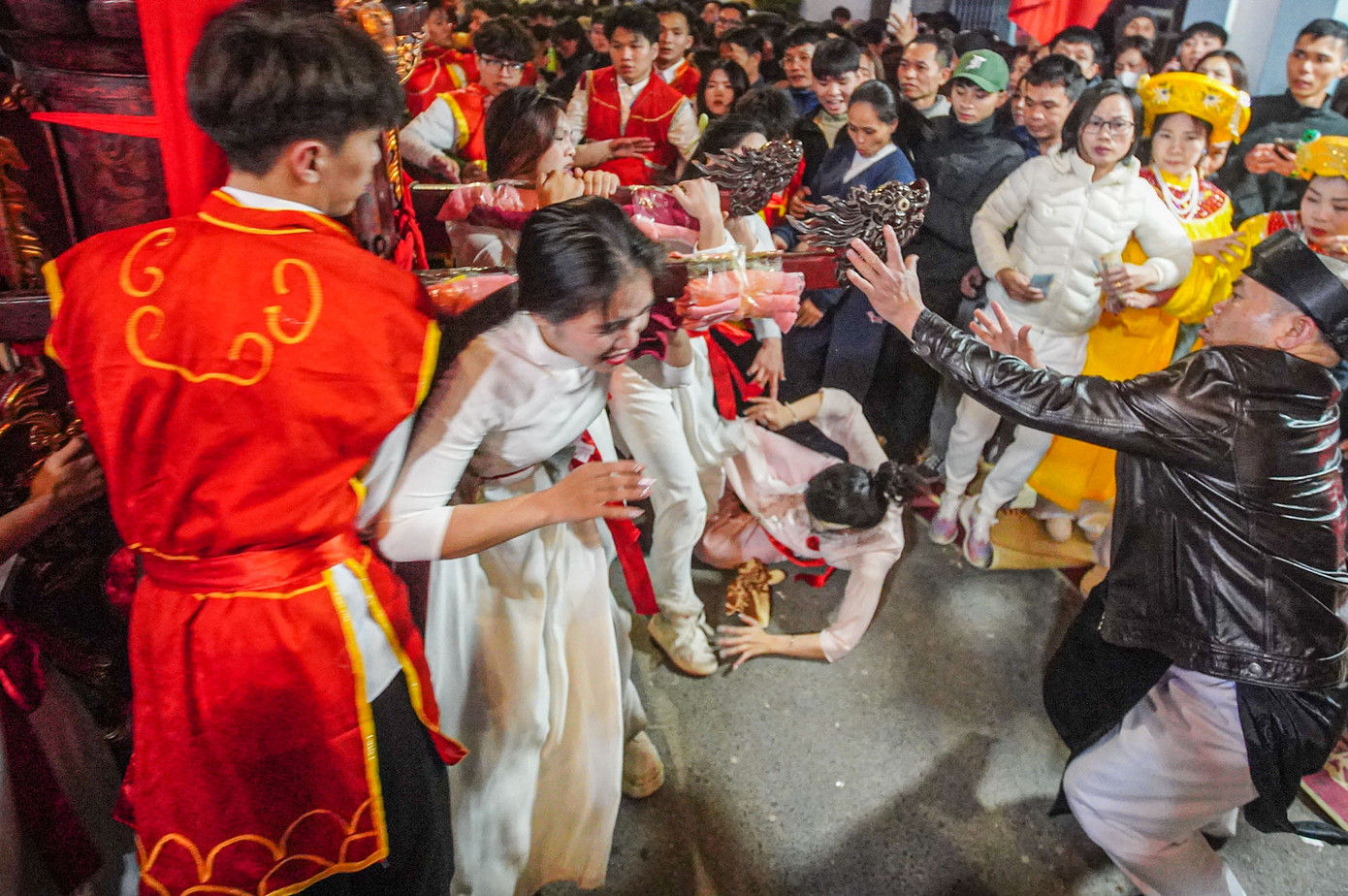 Do tốc độ quay nhanh, một thiếu nữ bị văng khỏi kiệu.