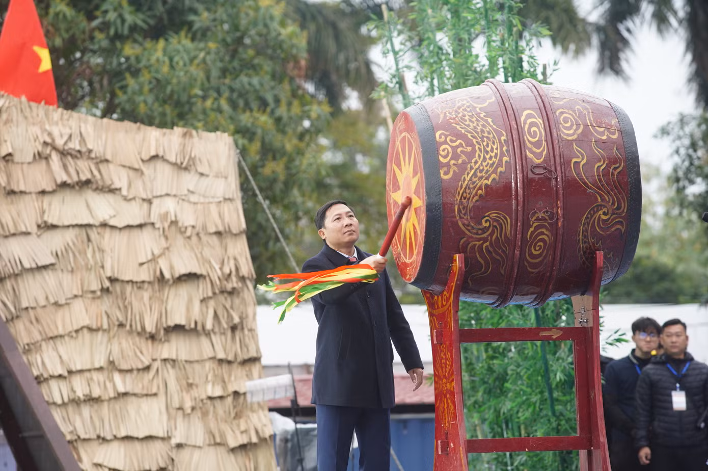 Bí thư Huyện ủy Mê Linh Nguyễn Thanh Liêm đánh trống khai hội.