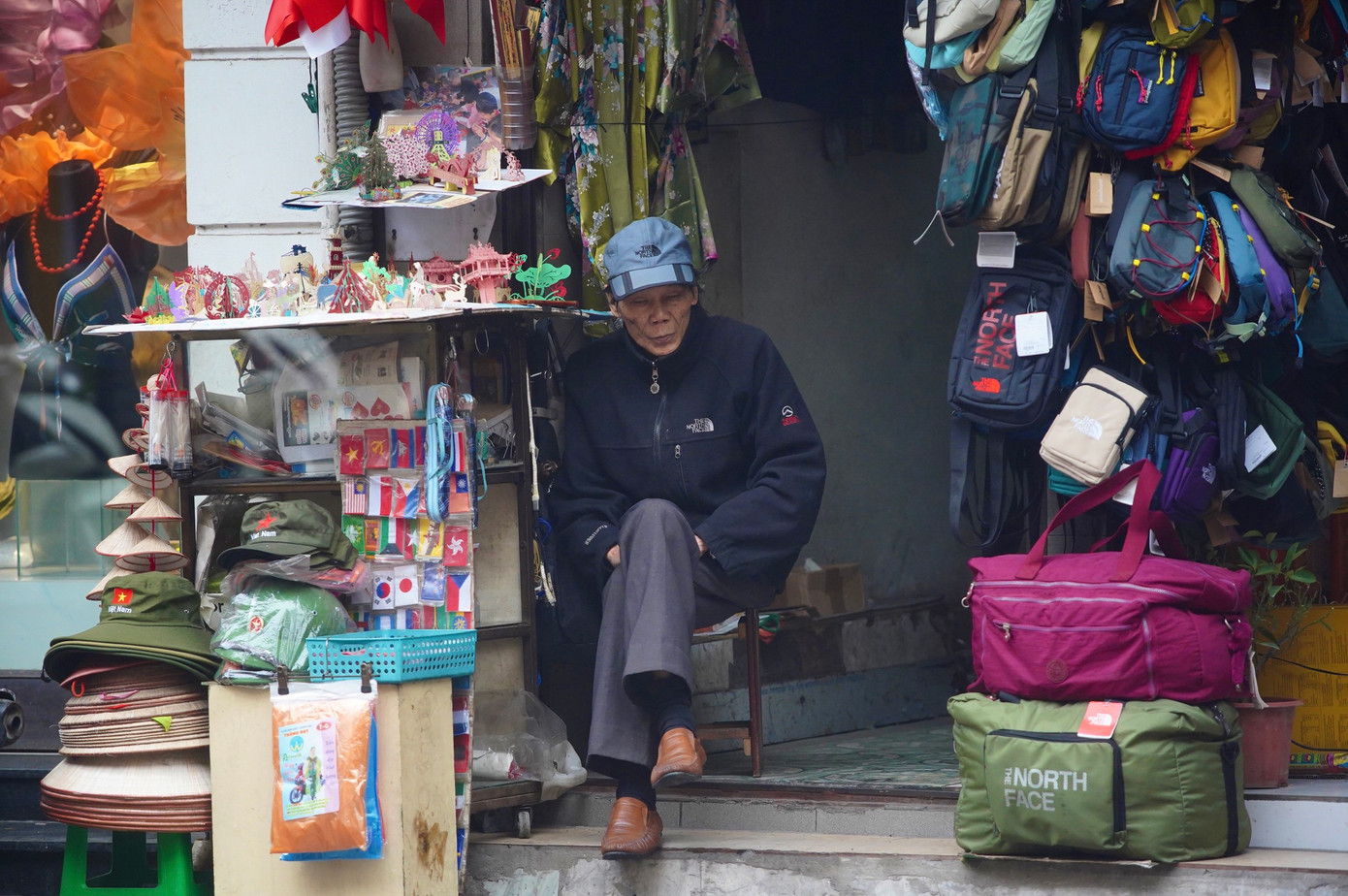 Tiểu thương ngồi co ro bán hàng trên phố Hàng Bông.