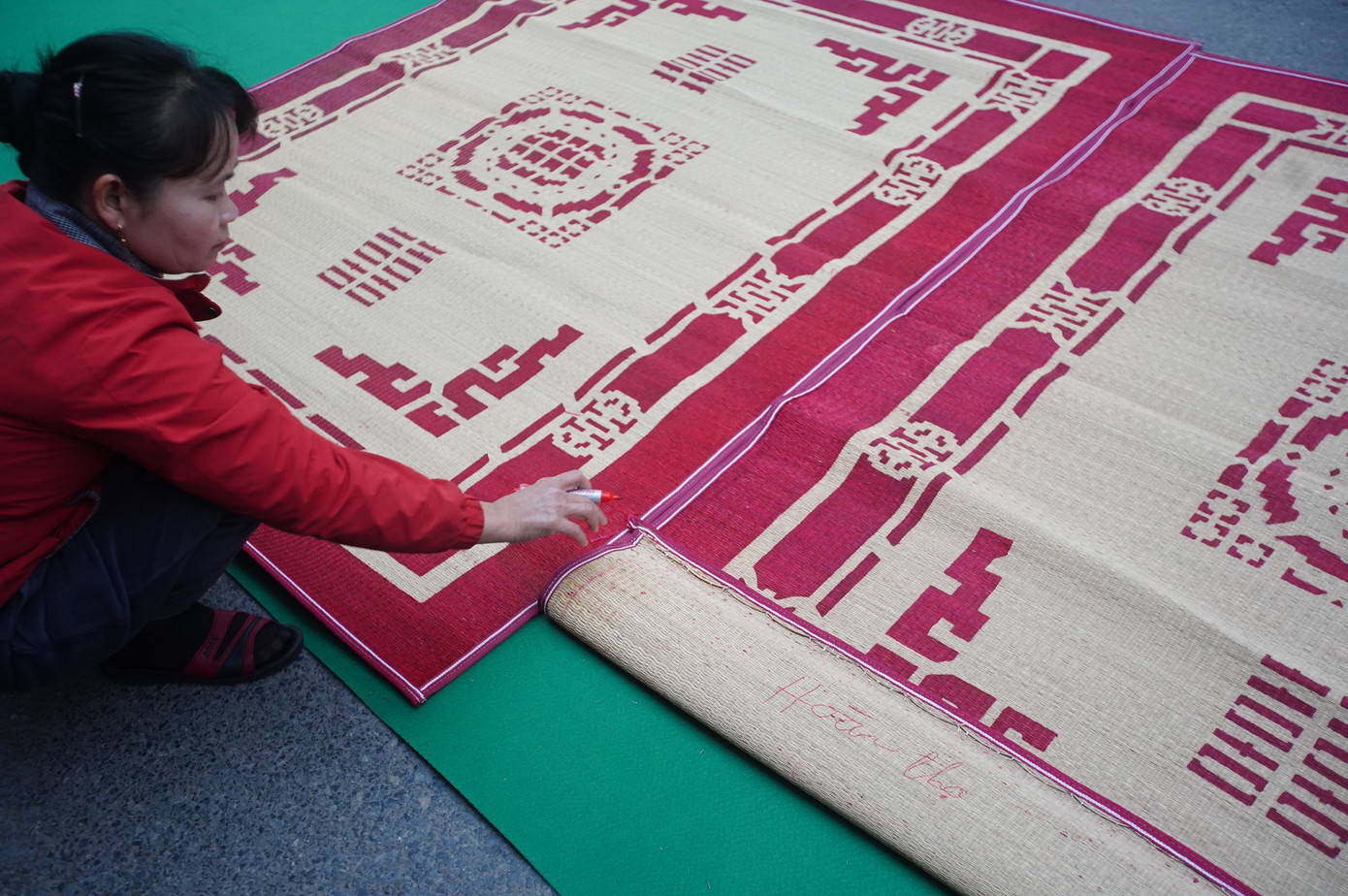 Chiếu trải dọc theo trục chính của xã La Phù, từ đình La Phù (xã La Phù, huyện Hoài Đức) xuống đền Quán Chảy (xã Đồng La, huyện Hoài Đức). Đây cũng là đường mà kiệu Thánh đi qua.