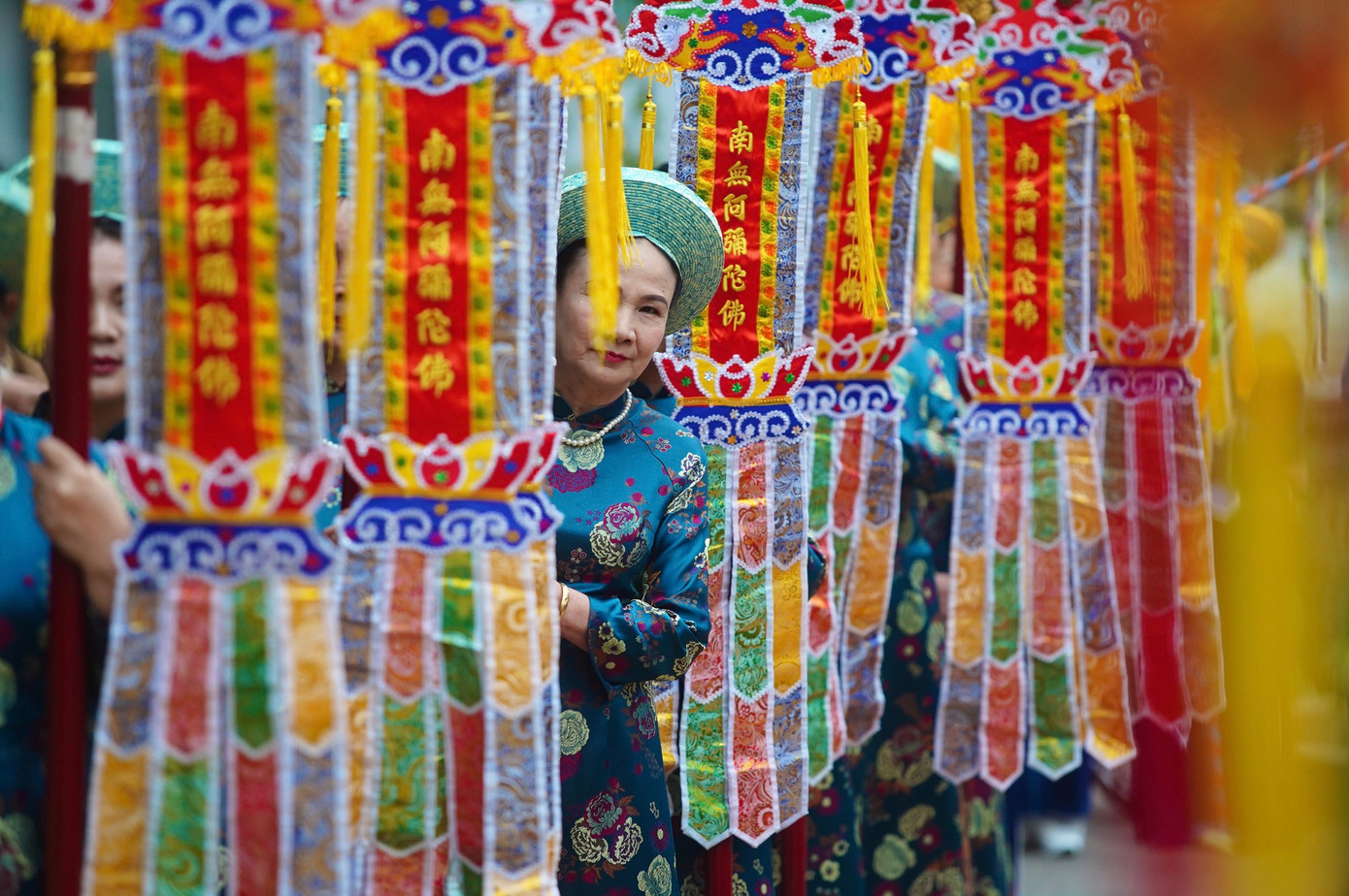 Đội cờ phướn trong lễ rước.