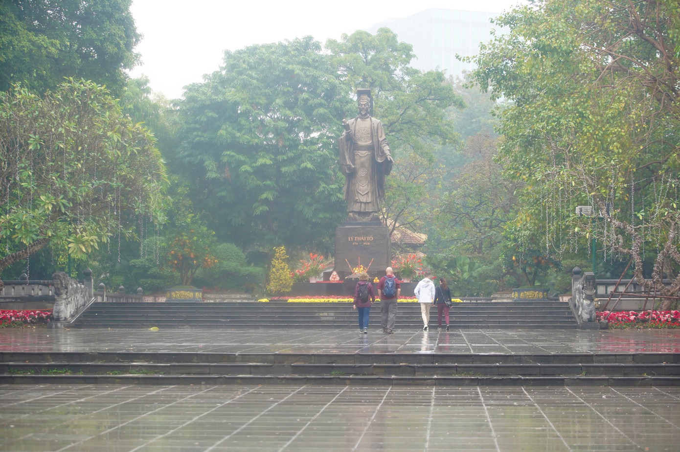 Khu vực vườn hoa Lý Thái Tổ lác đác vài khách du lịch.