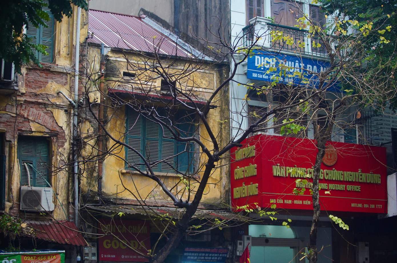 Mưa phùn, gió bấc "lộ" những góc xưa ở Hà Nội.