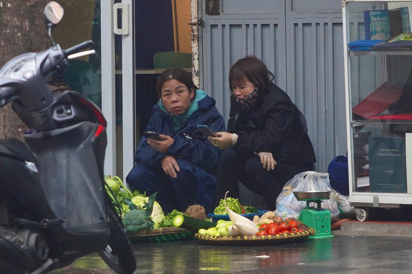 Người dân rét run trên vỉa hè phố.