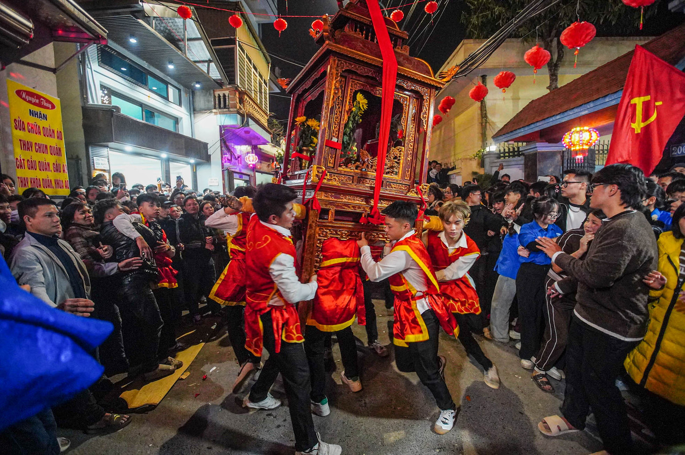 Kiệu được đưa đi khắp làng từ sáng đến nửa đêm, xoay chuyển liên tục.