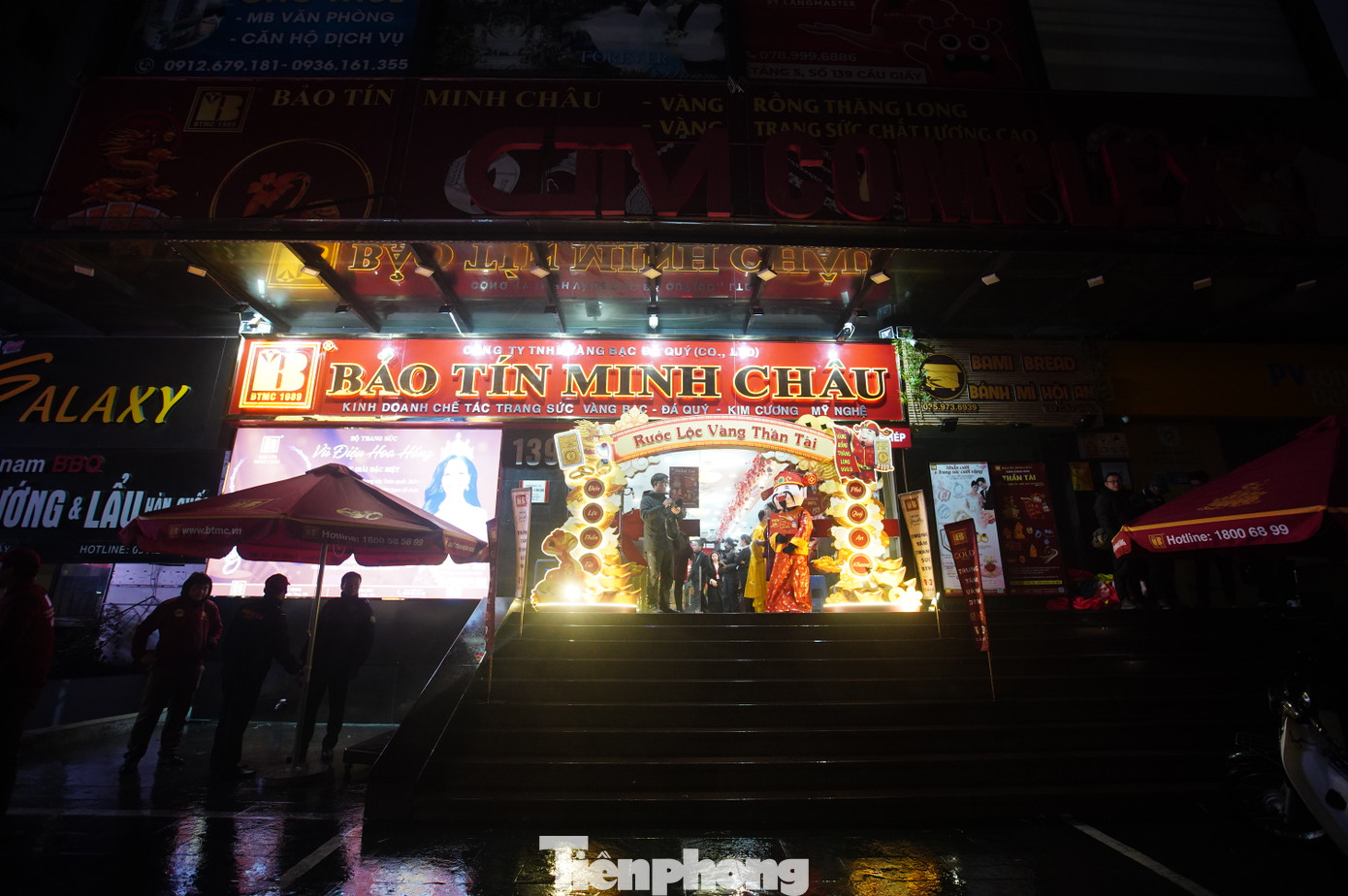 Tương tự tại khu vực Cầu Giấy, ngay từ sáng sớm, một cửa hàng vàng đã cho khách hàng ngồi xếp hàng bên trong.