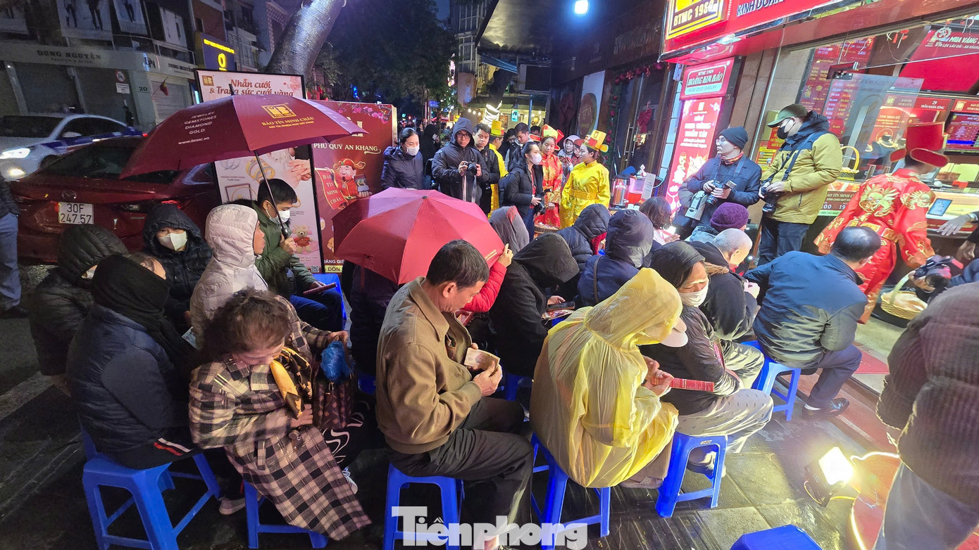 Hàng ghế trước các cửa hàng vàng đều kín chỗ khi trời vẫn còn tối.