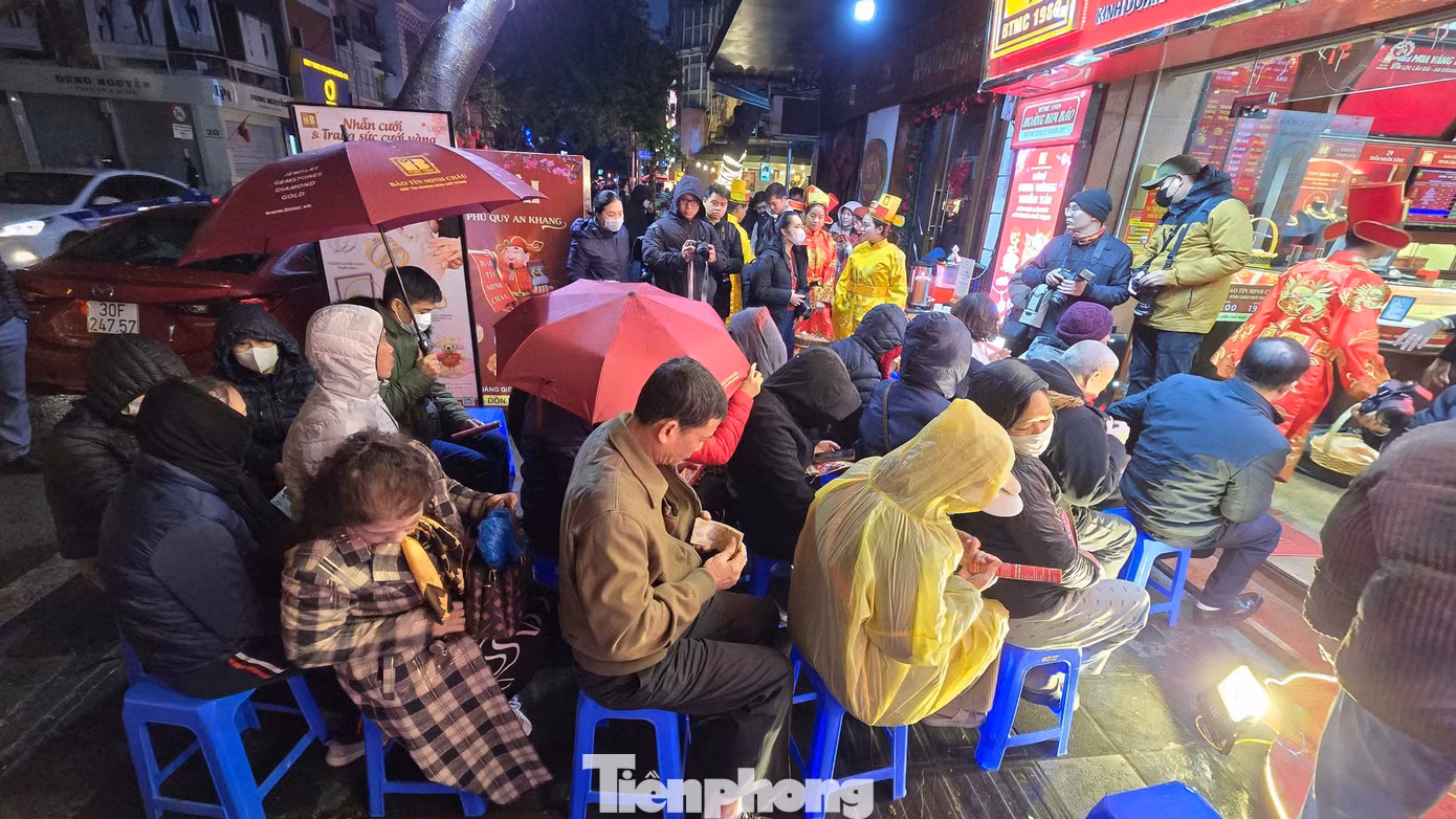 Hàng ghế trước các cửa hàng vàng đều kín chỗ khi trời vẫn còn tối.
