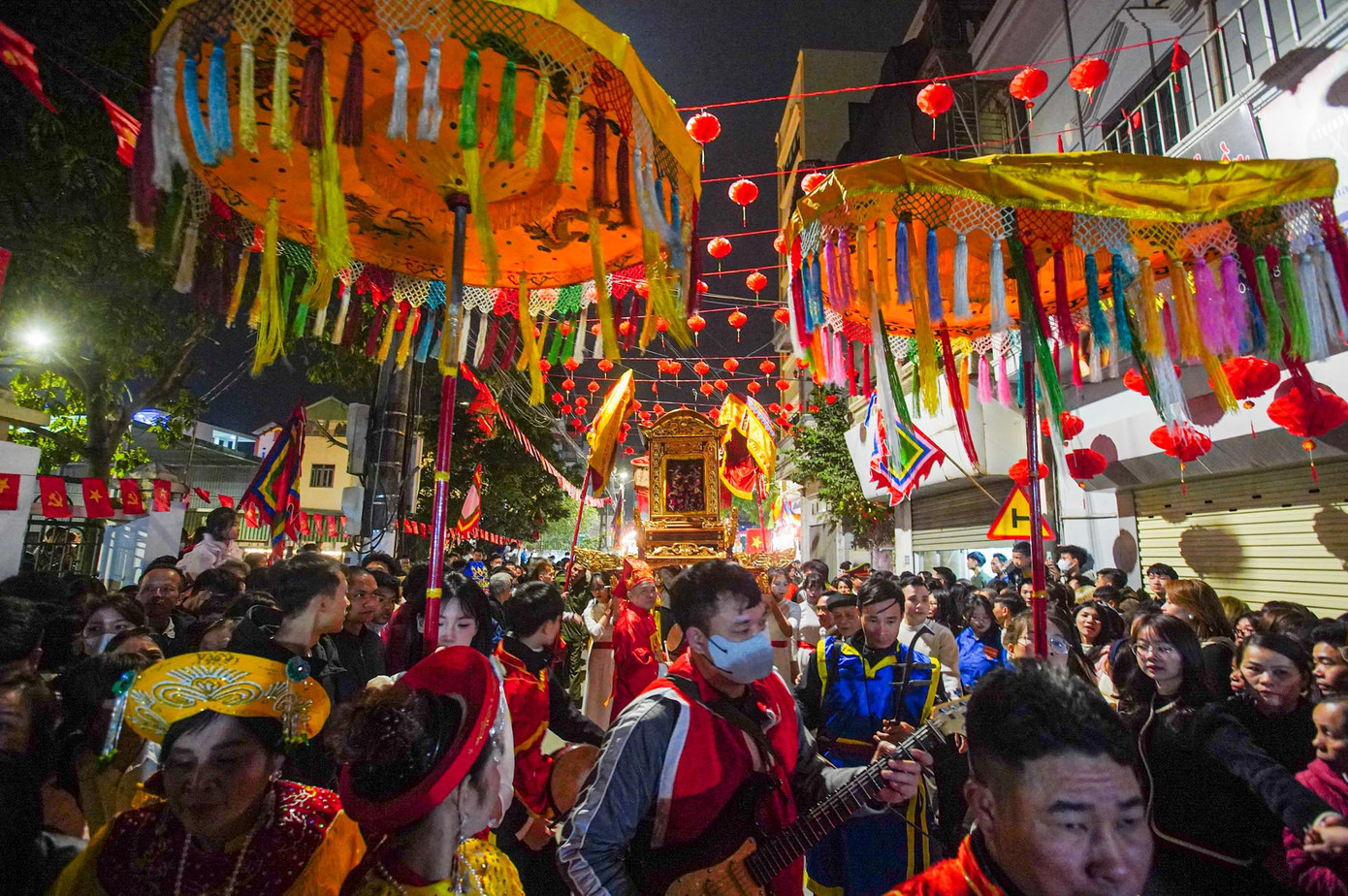 Lễ hội truyền thống thôn An Hạ (xã An Thượng, huyện Hoài Đức, Hà Nội) được tổ chức từ ngày 12 - 15 tháng Giêng Âm lịch. Điểm nhấn của lễ hội là màn kiệu "bay" đặc sắc khắp ngõ xóm, 5 năm mới tổ chức 1 lần.