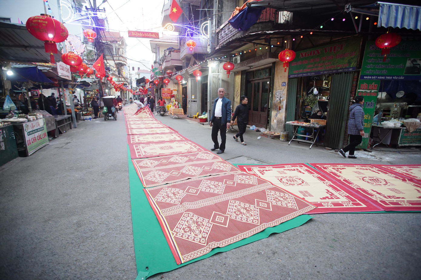 Khoảng 7h, gần 3km thảm và chiếu hoa được trải xong tại lễ hội.