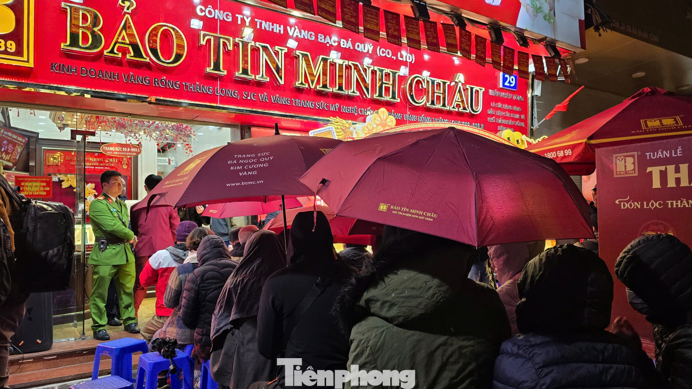 Mặc dù trời mưa rét nhưng cửa hàng vàng trên phố Trần Nhân Tông đông đúc khi còn chưa mở cửa.