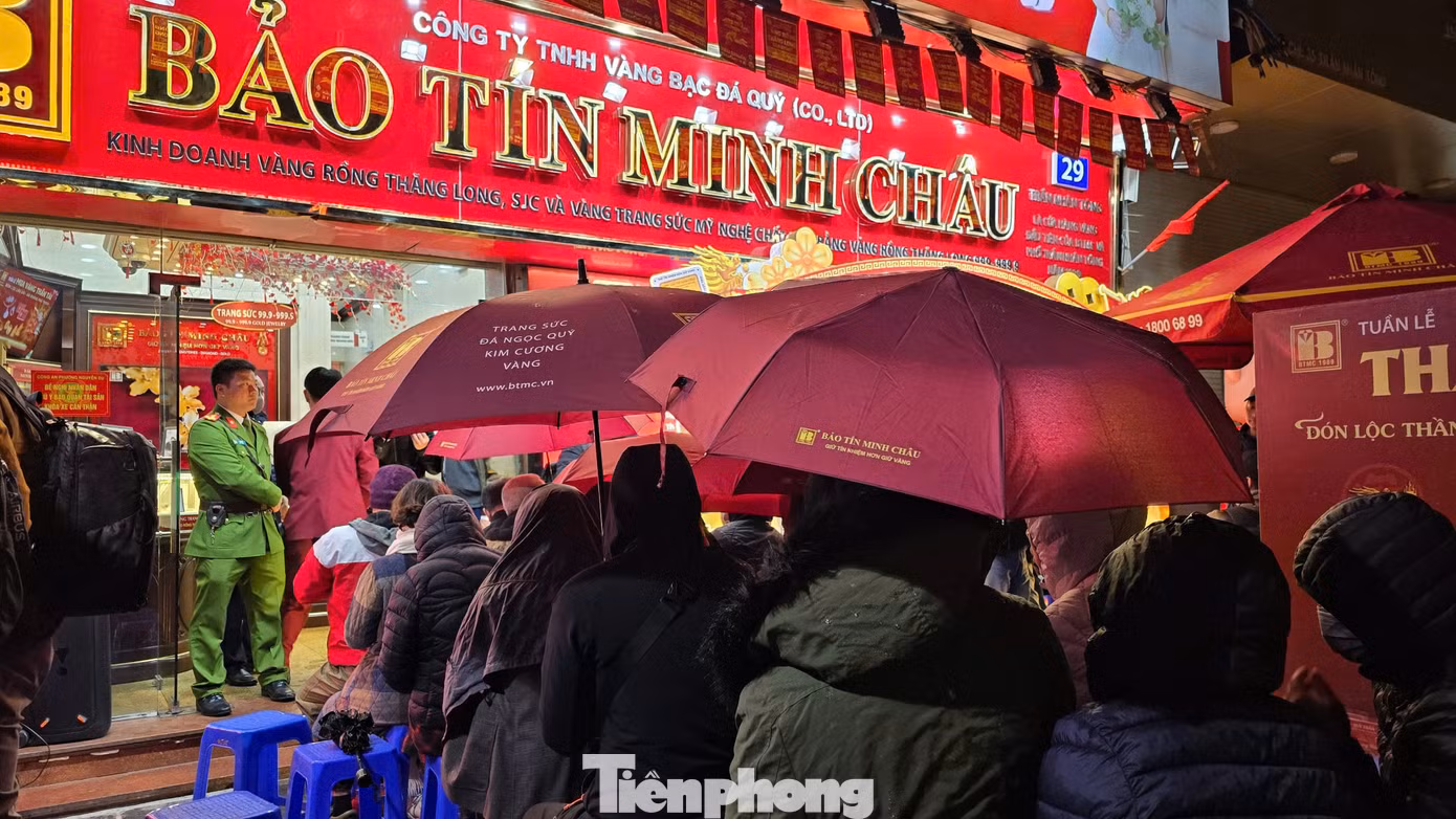 Mặc dù trời mưa rét nhưng cửa hàng vàng trên phố Trần Nhân Tông đông đúc khi còn chưa mở cửa.