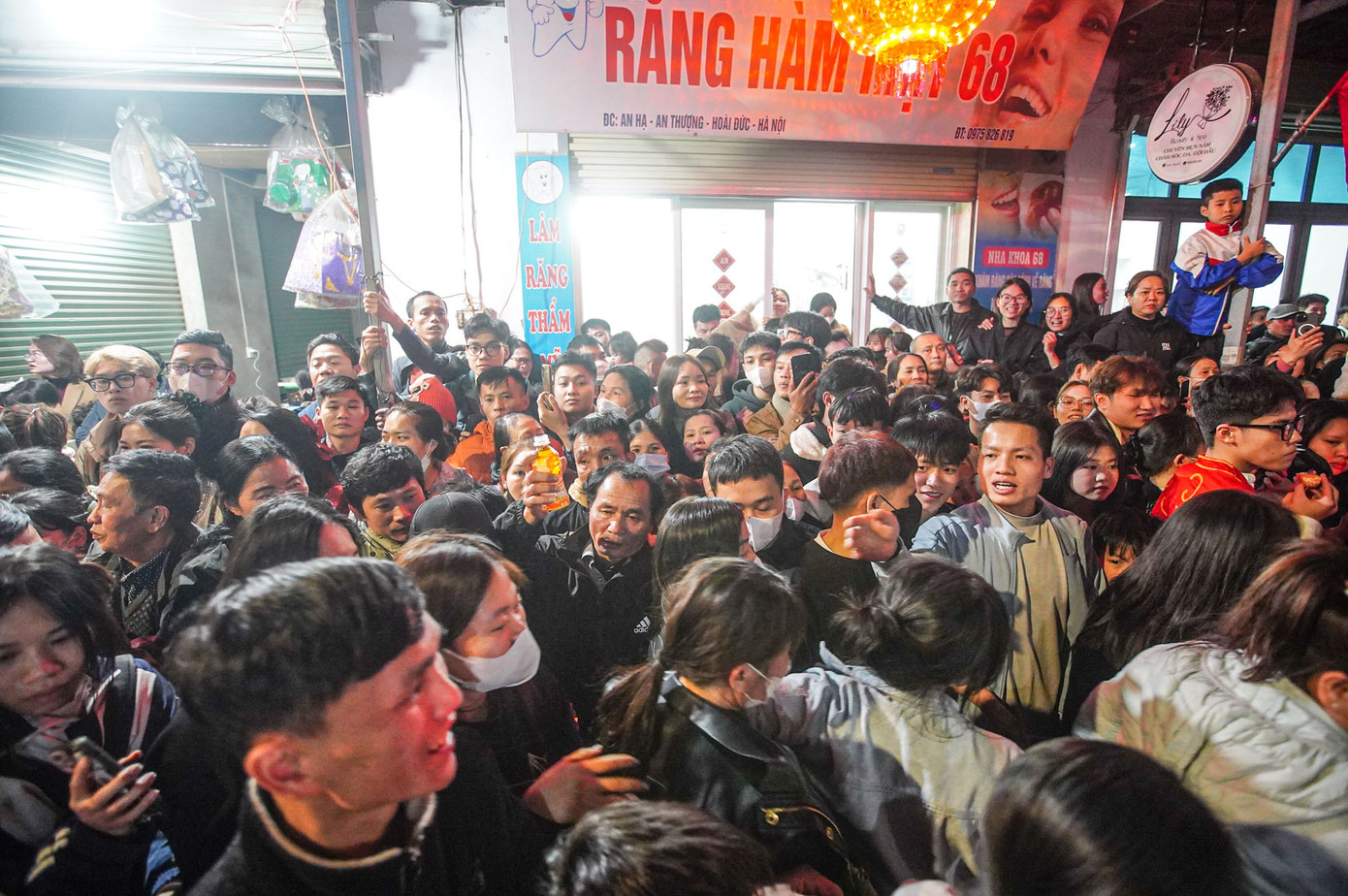 Do 5 năm mới có màn rước kiệu nên người dân và du khách kéo đến rất đông, đứng chật kín hai bên đường, nơi đoàn kiệu đi qua.