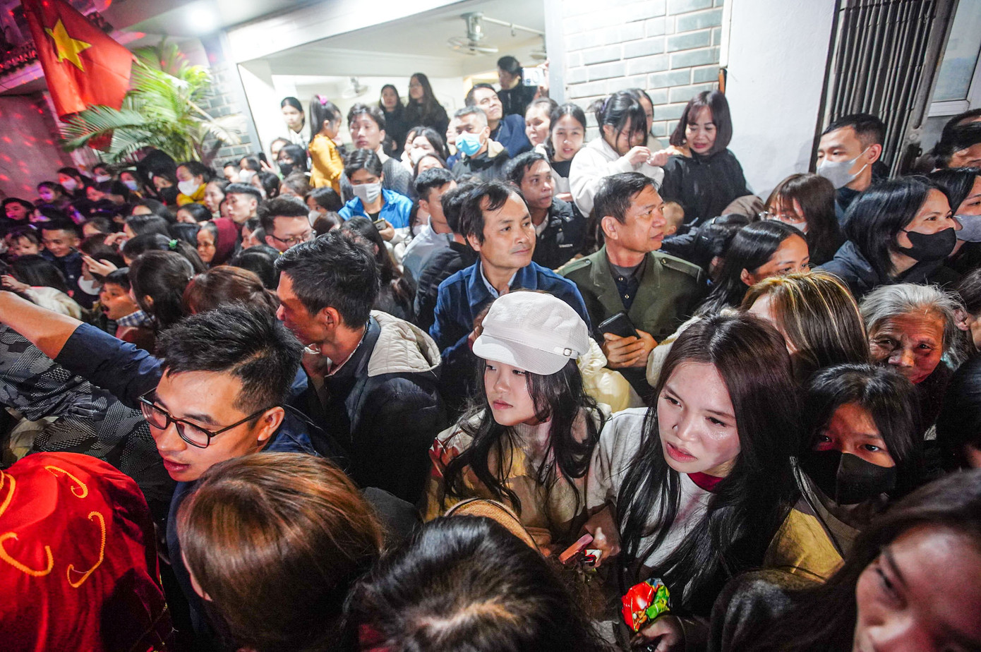 Do 5 năm mới có màn rước kiệu nên người dân và du khách kéo đến rất đông, đứng chật kín hai bên đường, nơi đoàn kiệu đi qua.