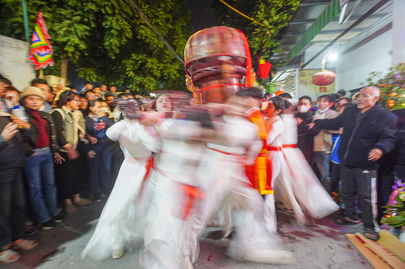 Kiệu oản do nữ khiêng xoay "chóng mặt" không kém gì kiệu nam.