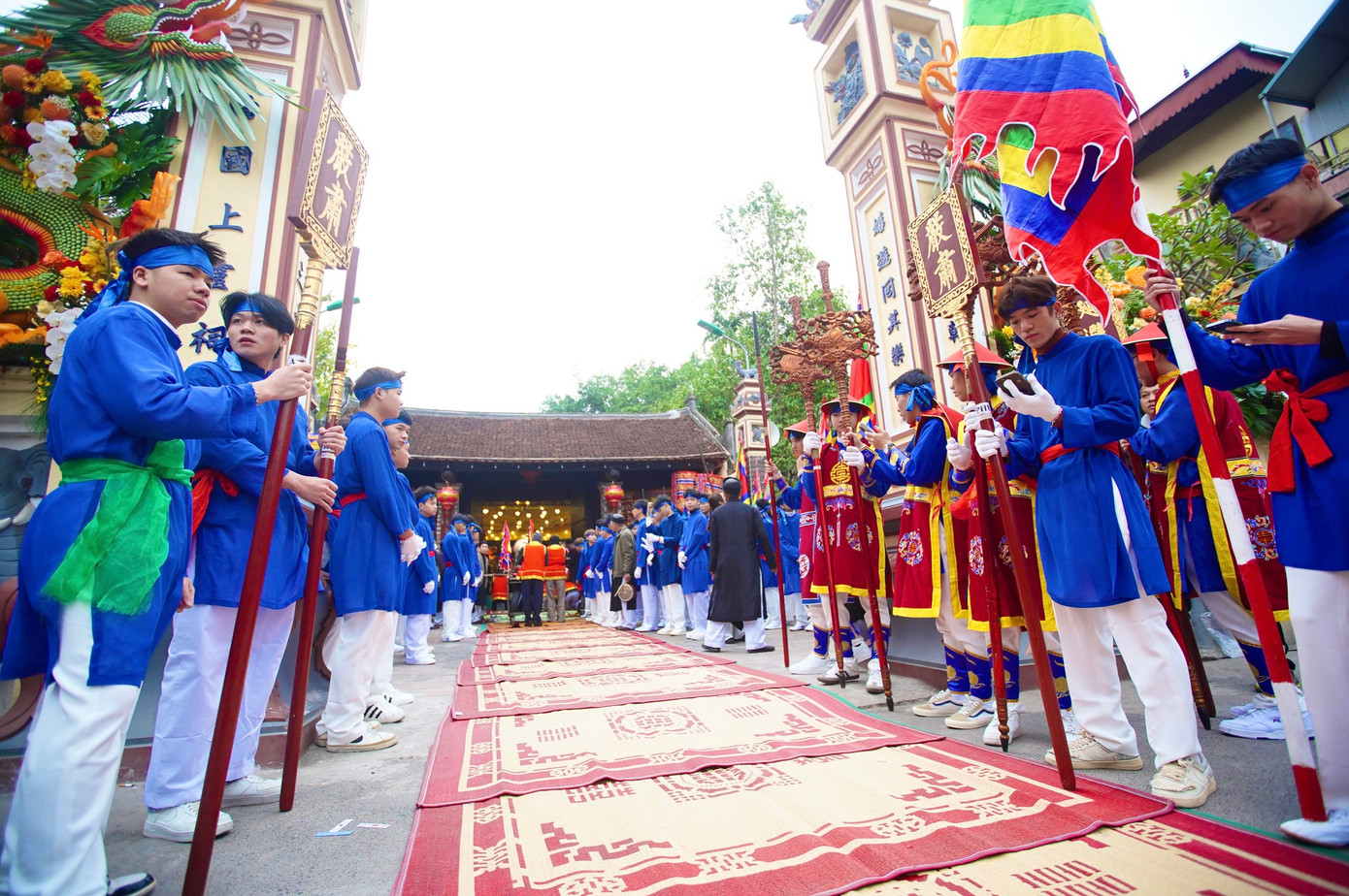 Đại diện BTC Lễ hội La Phù cho biết, hàng năm cứ sau khi ăn Tết, dân làng lại rộn ràng chuẩn bị tổ chức lễ hội. Đây cũng là dịp để dân làng tưởng nhớ công ơn của Tĩnh Quốc Tam Lang dưới thời Hùng Duệ Vương thứ 6 đã có công đánh giặc giữ vững bờ cõi.