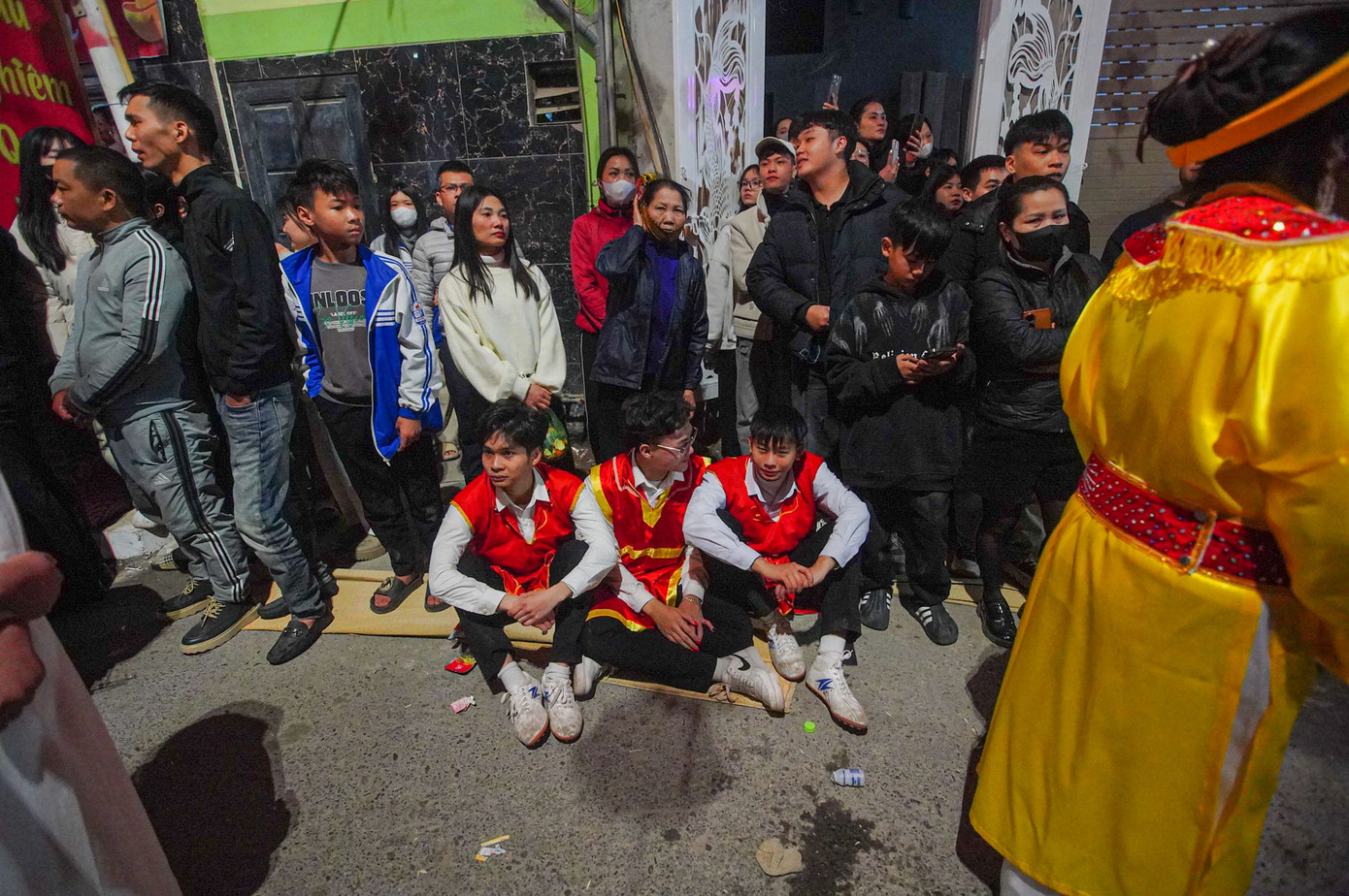 Sau nhiều giờ khiêng kiệu, nhiều thanh niên bị "chuột rút", căng cơ, đuối sức.