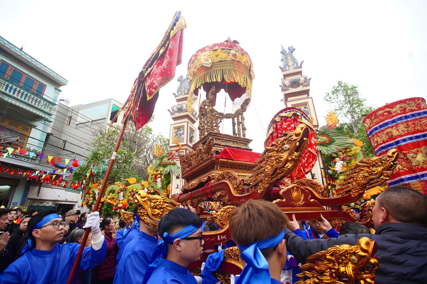 Khoảng 8h, kiệu Thánh được rước ra ngoài đình La Phù.