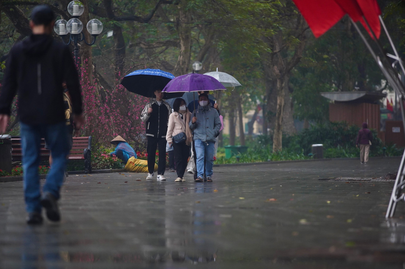 Cơn mưa không to nhưng liên tục đủ để phố xá, vỉa hè trong tình trạng ướt át.