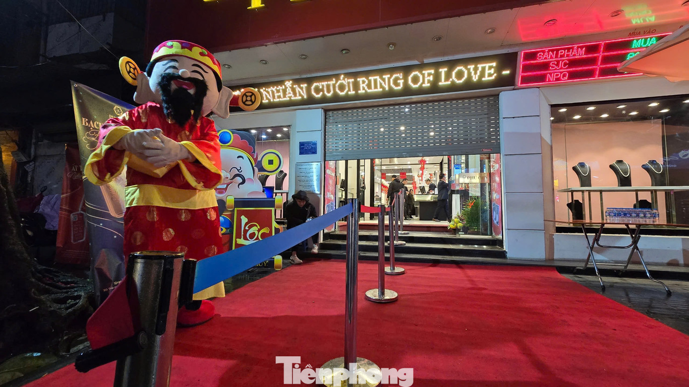 Trái ngược, một cửa hàng khác trên phố Trần Nhân Tông lác đác vài khách đến từ sớm.