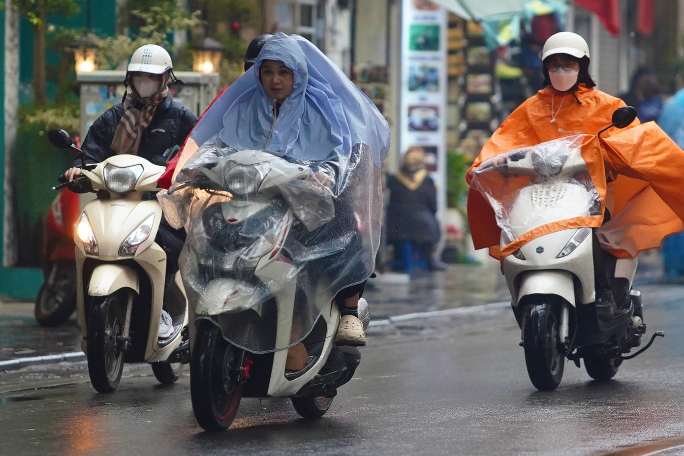 Việc đi xe máy trong trời mưa, đường trơn khá khó khăn.