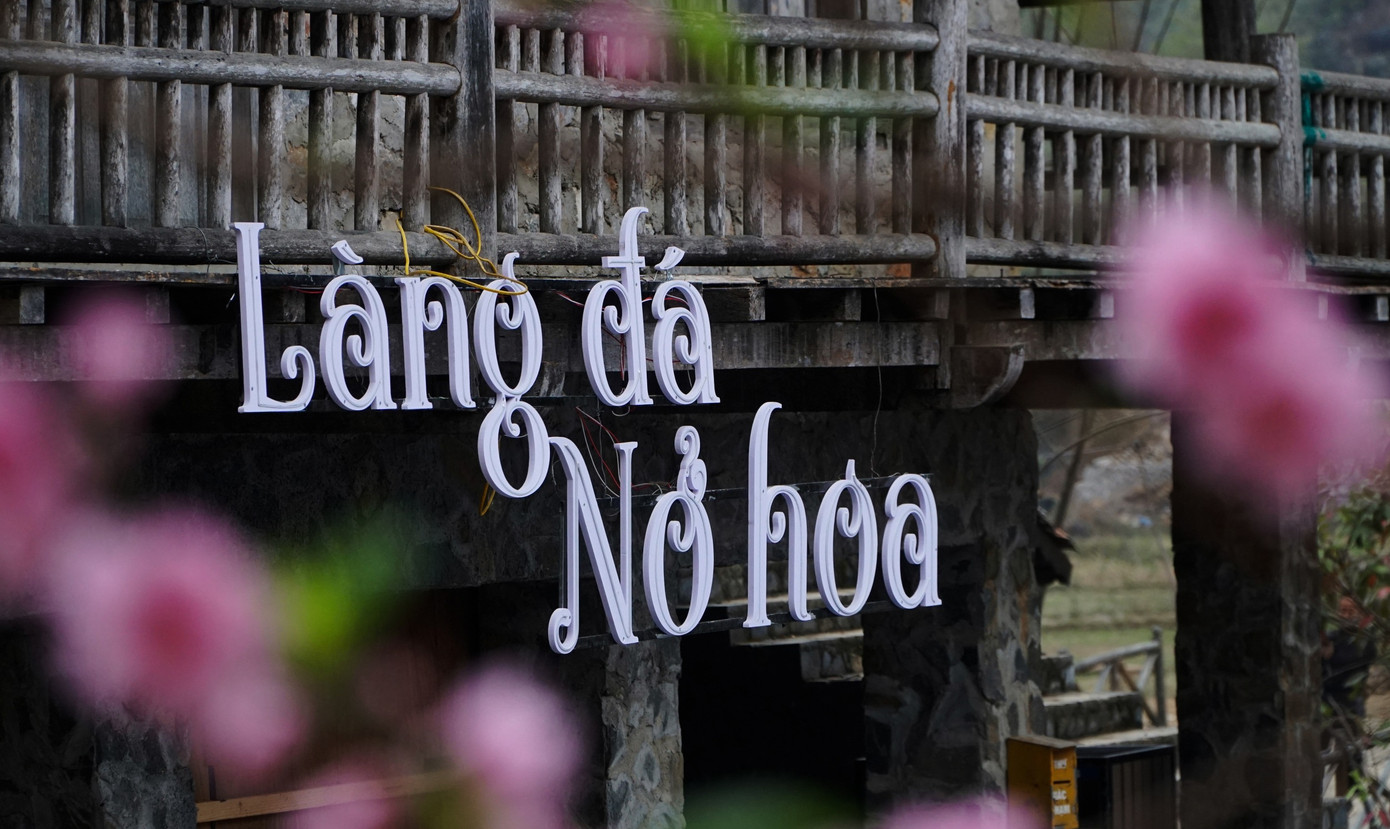 Năm 2008, Khuổi Ky được Bộ Văn hóa, Thể thao và Du lịch công nhận là “Làng văn hóa truyền thống tiêu biểu của cộng đồng dân tộc ít người”. Từ đó, làng cổ được đầu tư xây dựng, phát triển thành làng văn hóa du lịch dân tộc Tày