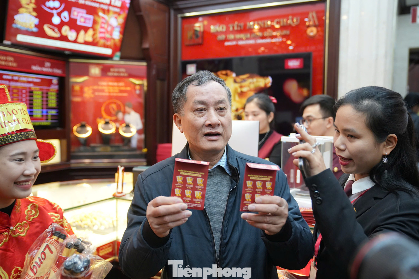 Ông Bình (Đống Đa) cho biết, năm nay chú mua 2 chỉ vàng: "Tôi đã duy trì mua vàng Thần tài từ năm 2010 đến nay, năm nay là người thứ 2 vào mua vàng tại cửa hàng trên phố Trần Nhân Tông".